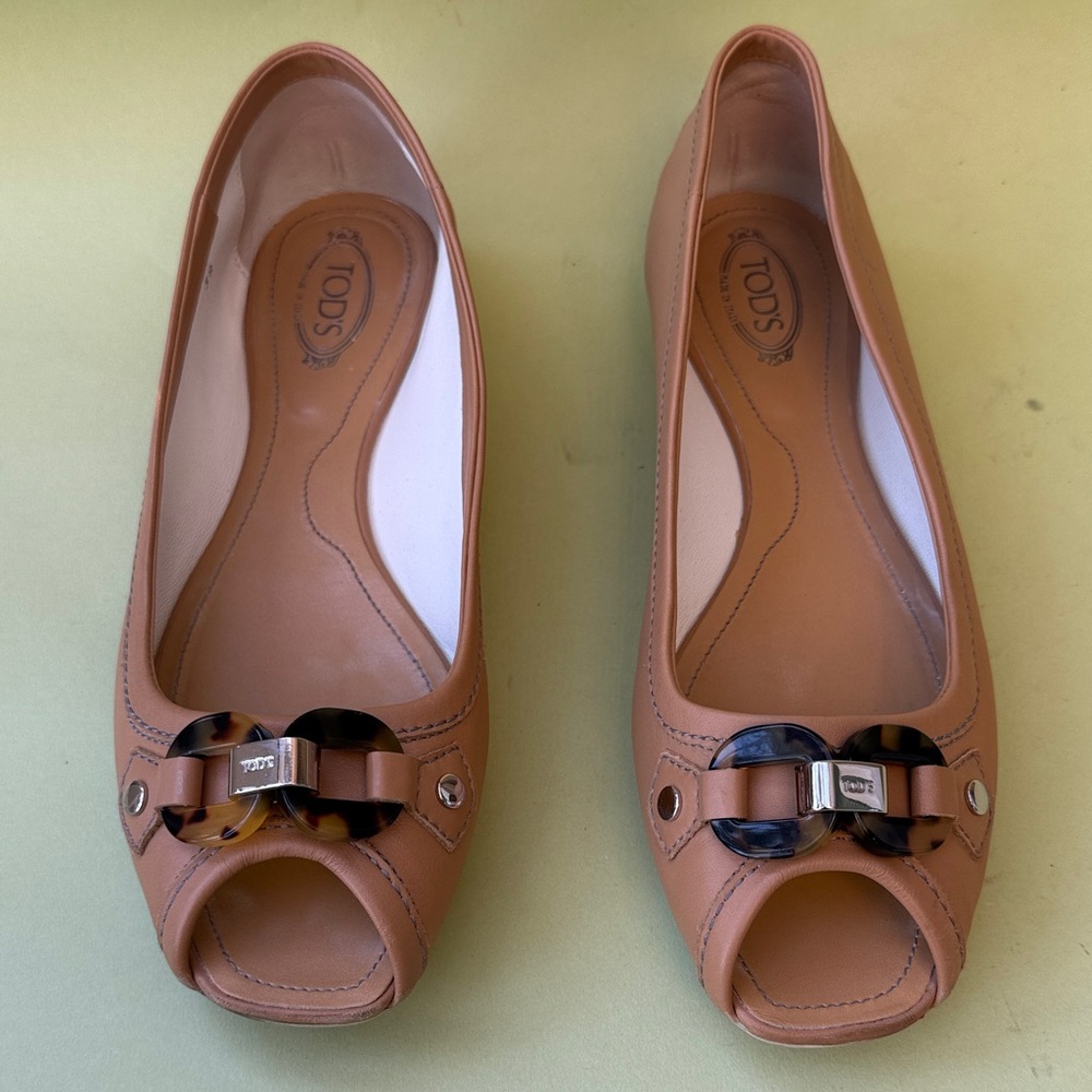 Vintage Tod's Tan Leather Flats with Tortoise Buckle Detail in Front
